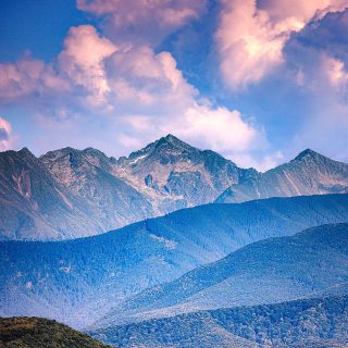 Mountain layers… Landscape. #mountainlovers #romania #romaniamagica #romaniapitoreasca #travelromania #landscapephotography #landscapelovers #countrysidephotography #visitromania #acasainromania #transylvania #mountainlayers