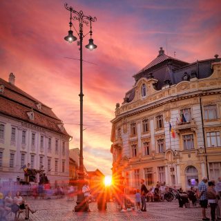 Who knows in which square are the buildings after which the sun decided to hide? 
If I was still away, I thought I'd challenge you with a piece of urban landscape. #romania #urbanlandscapes #romaniamagica #romaniapitoreasca #discoverromania #sunset #cloudlovers #europe_vacations #traveling #cityscape_lovers #transylvania #visittransylvania #hermanstadt #summervibes