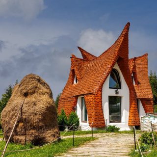 I'm inside from two weeks and I'm still trying to fit the furniture on the walls. 😄 #travelling #romaniamagica #romaniafrumoasa #romaniapitoreasca #visittransylvania #transylvania #architecture #sightseeing #tinyhouse #fairytalehouse #visitromania #canonromania
