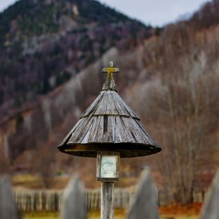 Here the combination of traditional craft and digital portraiture.
If you wander through the villages in Romania, you will be surprised by the ways in which people want to express their faith. #romaniapitoreasca #romaniamagica #romaniafrumoasa #countrysidelife #ruralromania #wandering #faith #traditions #traditionalcraft #transylvania