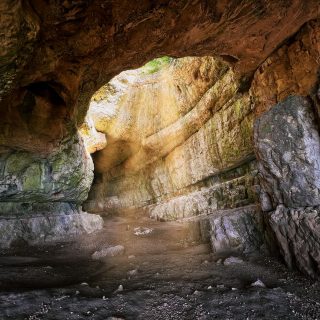 Every time I passed Tatabanya on the highway, I looked up at the imperial eagle and the nearby cave. Well, the other day I had time and curiosity to stop and go up to visit them. It's worth it, although it's crowded on weekends. #szelimbarlang #hungary🇭🇺 #traveling #cavephotography #sunrays☀️ #intothemountain #visithungary #magyarorszag #sightseeing